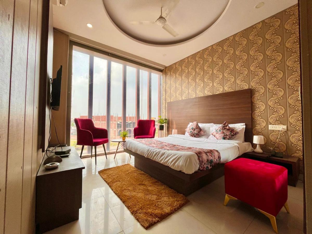 Hotel Pearl Grand, Zirakpur - Top Rated & Most Awarded Property In Tricity Чандигарх Экстерьер фото