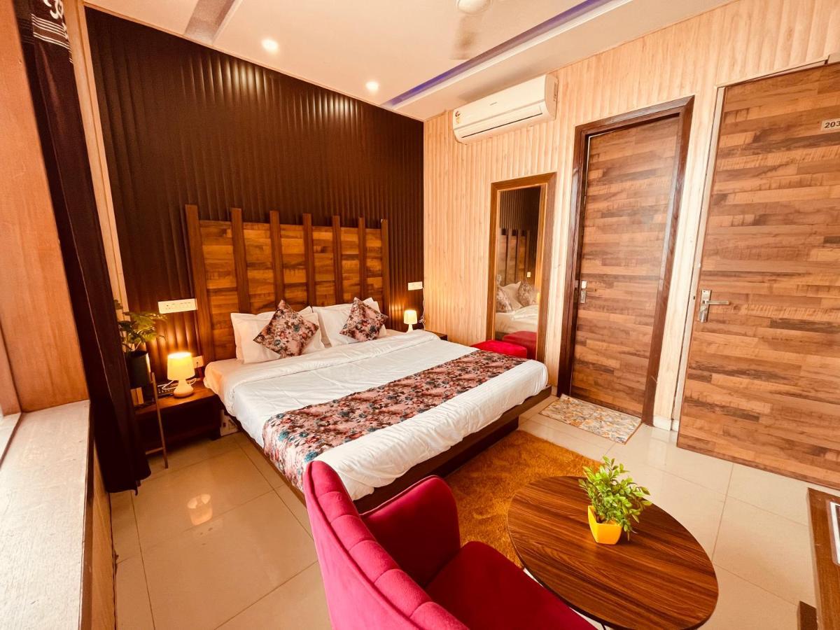 Hotel Pearl Grand, Zirakpur - Top Rated & Most Awarded Property In Tricity Чандигарх Экстерьер фото