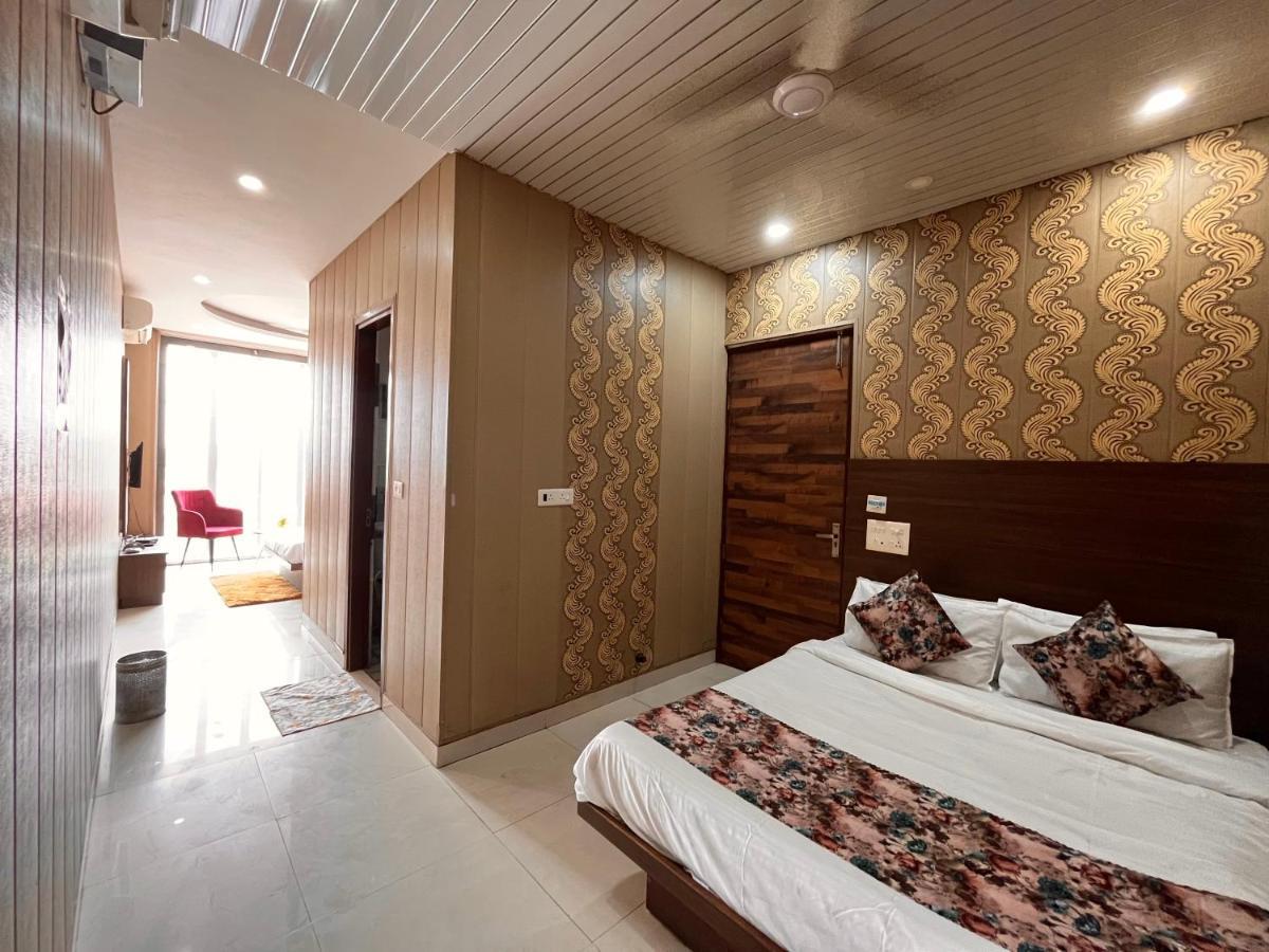 Hotel Pearl Grand, Zirakpur - Top Rated & Most Awarded Property In Tricity Чандигарх Экстерьер фото