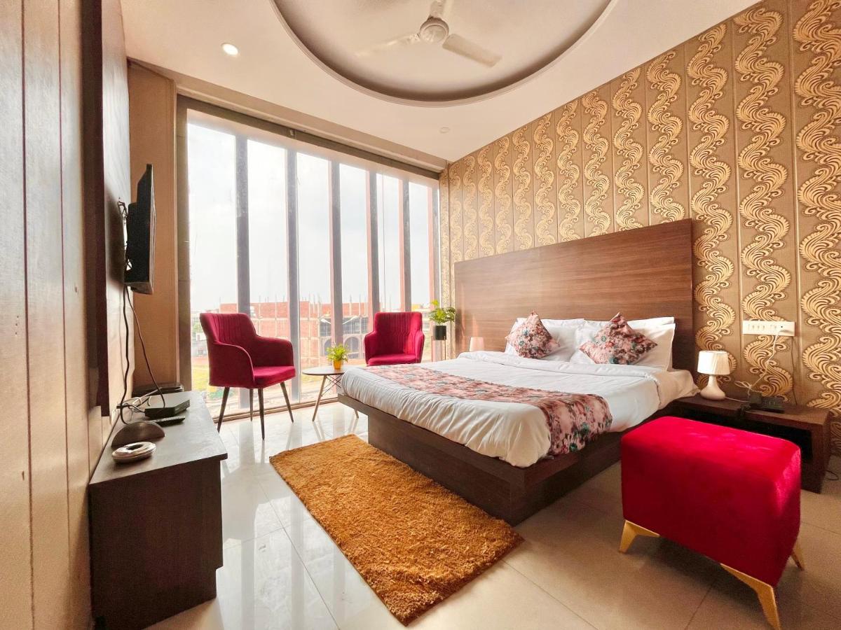 Hotel Pearl Grand, Zirakpur - Top Rated & Most Awarded Property In Tricity Чандигарх Экстерьер фото