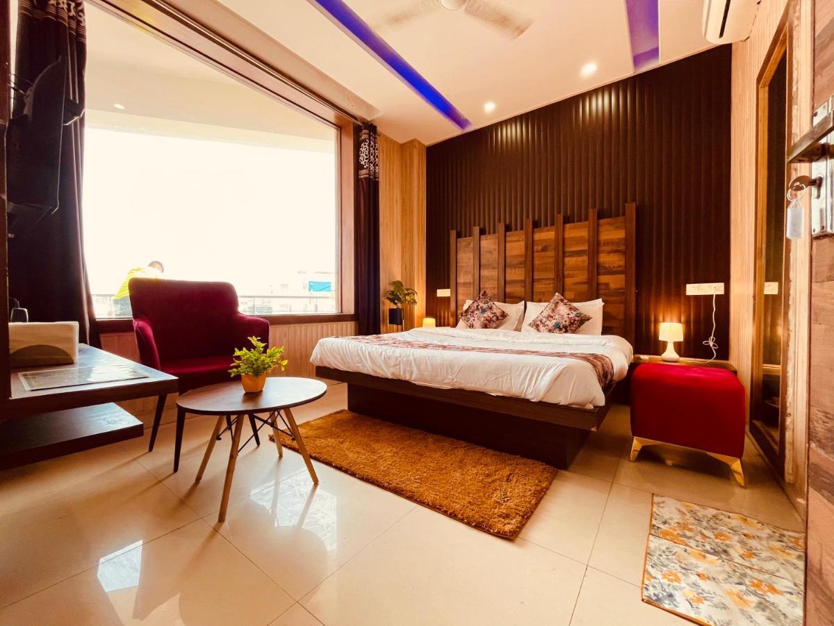 Hotel Pearl Grand, Zirakpur - Top Rated & Most Awarded Property In Tricity Чандигарх Экстерьер фото